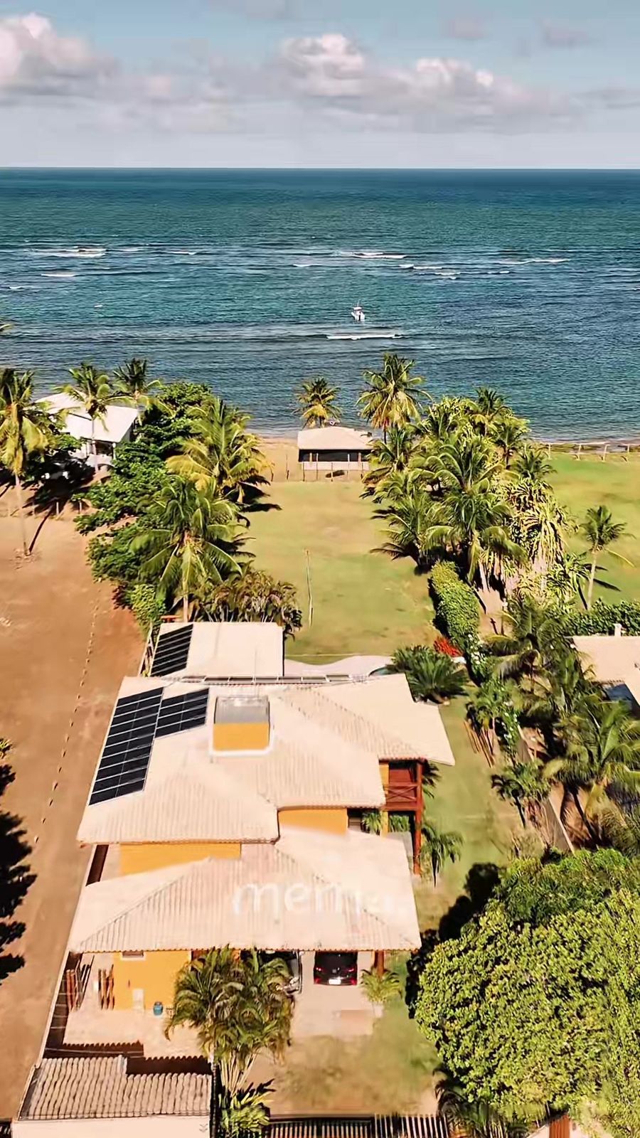 Vista aérea da Casa Solare, casa frente mar pé na areia em Itacimirim