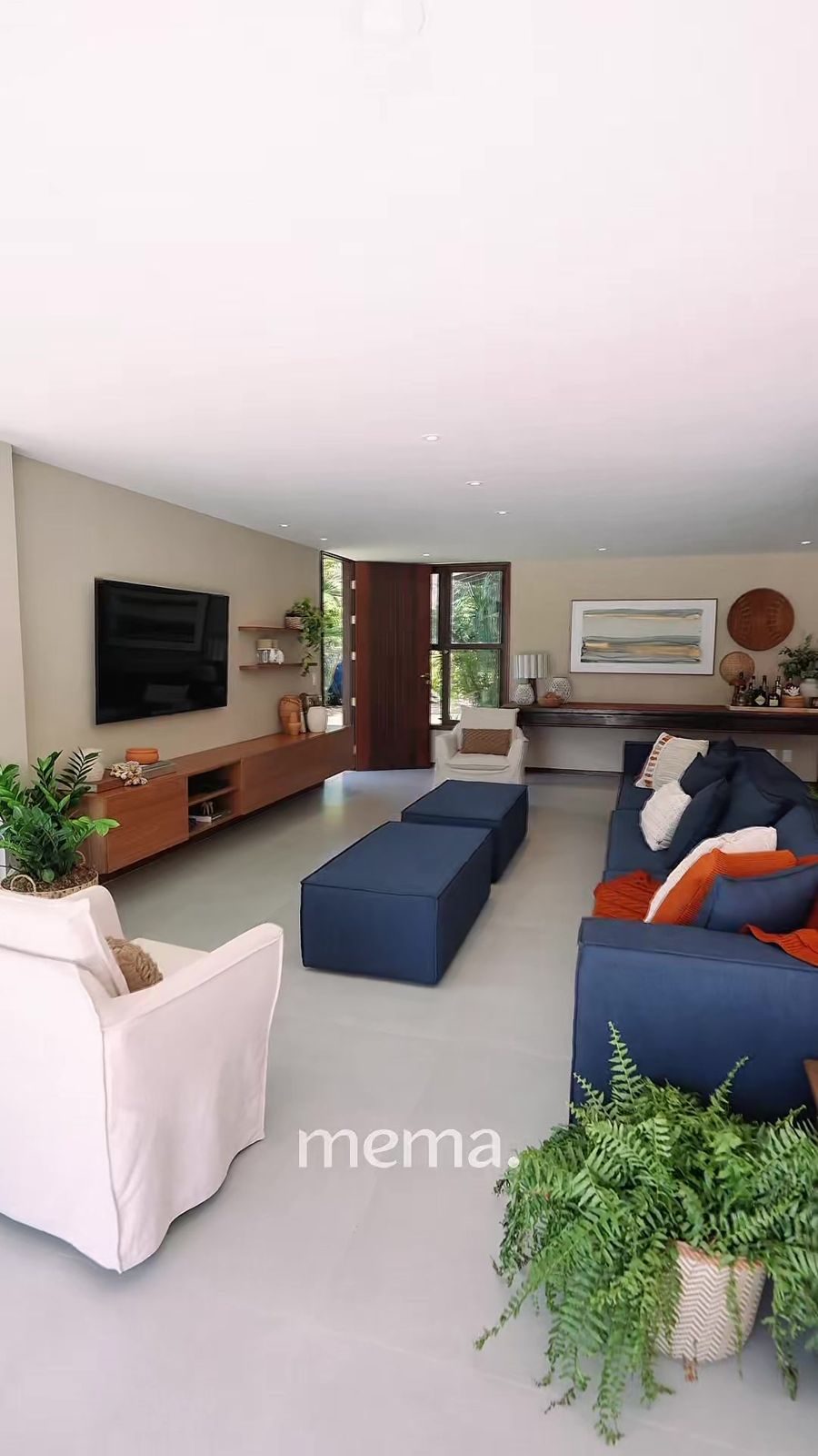 Sala de estar ampla com sofás claros